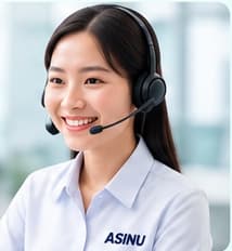 Tổng đài viên Asinu đeo tai nghe, mỉm cười khi gọi hỏi thăm